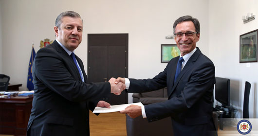 შვეიცარიის ახალმა ელჩმა გიორგი კვირიკაშვილს რწმუნებათა სიგელების ასლი გადასცა