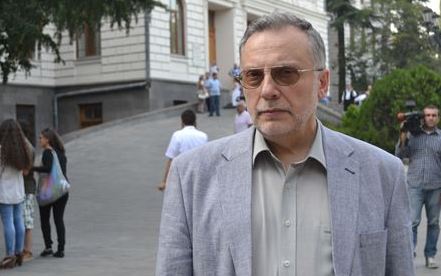 ლადო პაპავამ შენობა სტუდენტების შეძახილების ფონზე დატოვა