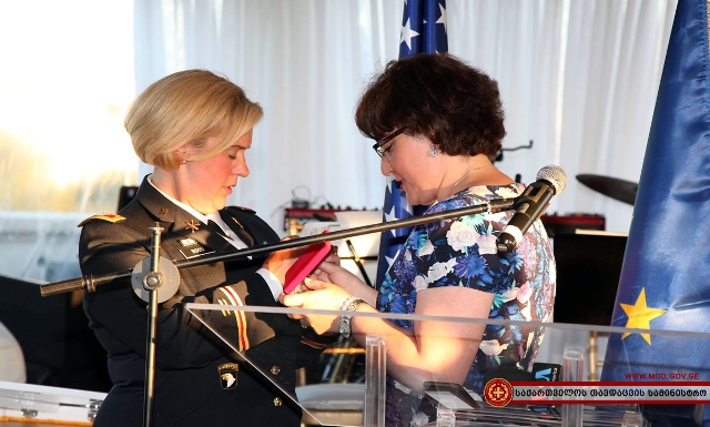 თინათინ ხიდაშელმა პოლკოვნიკი ტრეისი როუ მედლით დააჯილდოვა
