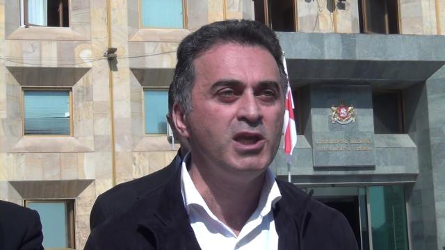 ზაზა ხატიაშვილი ქართველი  ადვოკატების დაცვის მოთხოვნით  ევროპის საბჭოს ოფისიის წინ  აქციას გამართავს