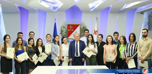 ნოდარ ხადურმა სტაჟიორებს სერთიფიკატები გადასცა