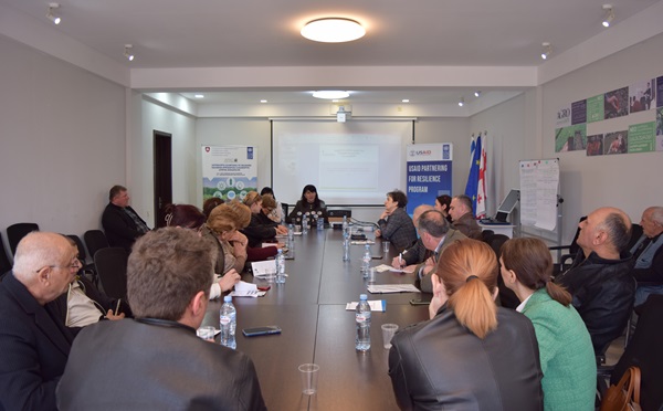 სოფლის მეურნეობის სახელმწიფო ლაბორატორიის წარმომადგენლები მეფუტკრე ფერმერებს შეხვდნენ