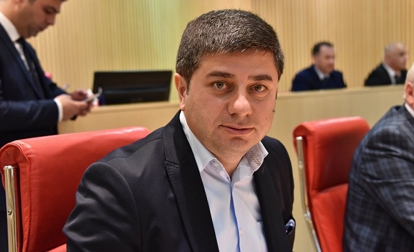 ზაქარია ქუცნაშვილი რუს დეპუტატებს სასტუმრო რედისონში ხვდება